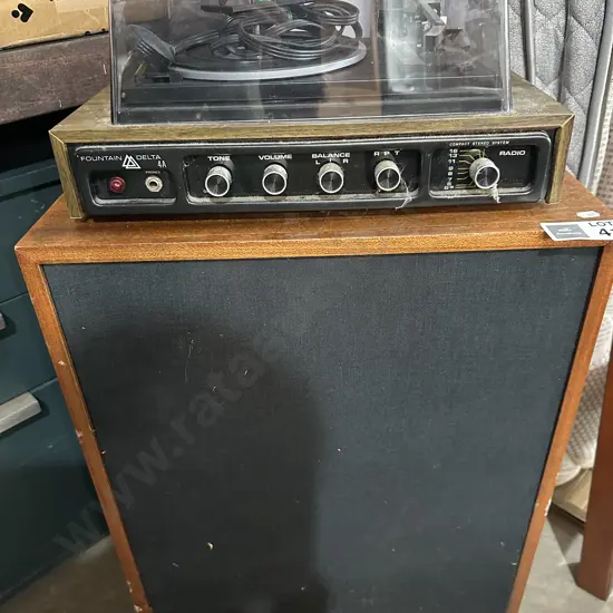Vintage turntable and speaker