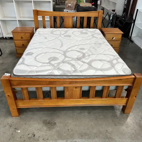 Queen bed - excellent condition. The bedsides are lot 14...