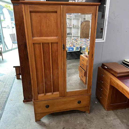 Rimu wardrobe 1025 x 1870 x 460