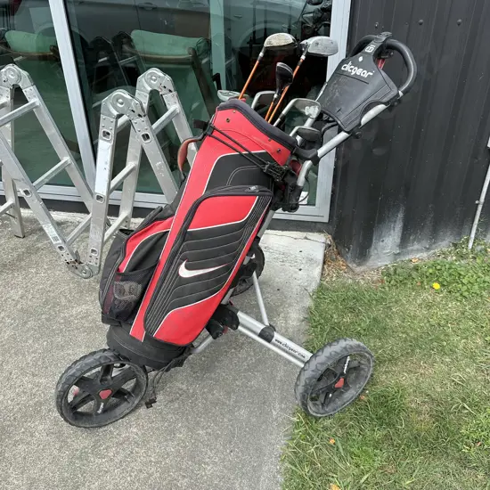 Golf clubs and trundler