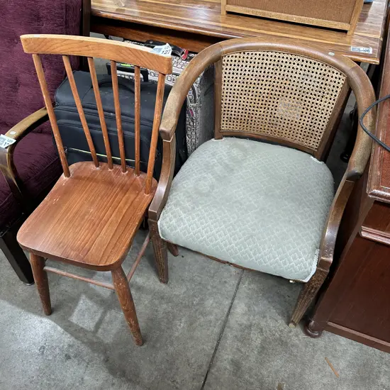 2 chairs and 2 suitcases