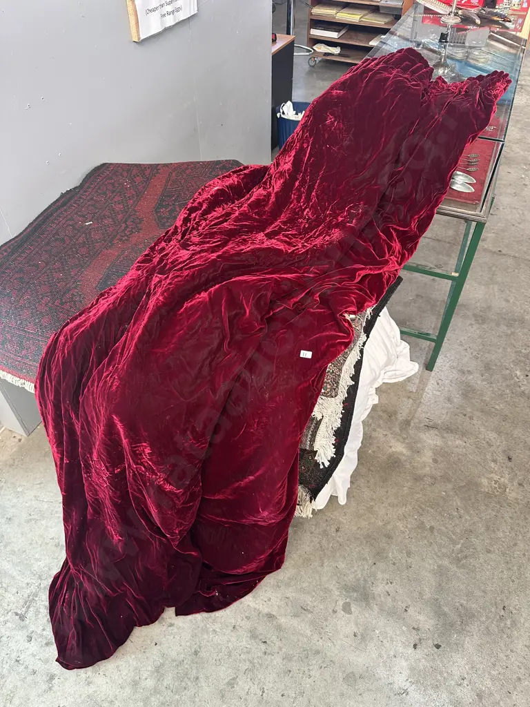 Pr of used crushed velvet drapes 1m x 2m each Image 1++