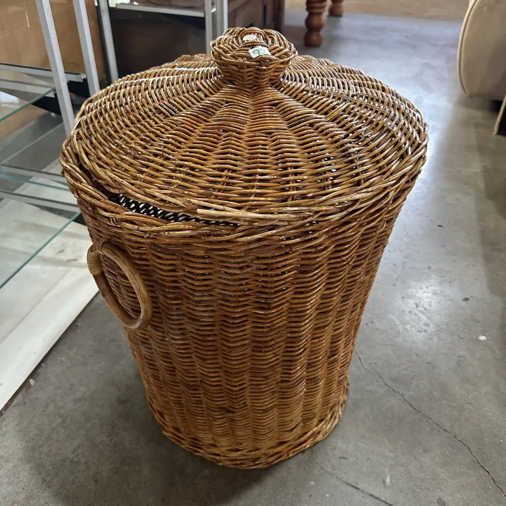 lidded bin Image 1++