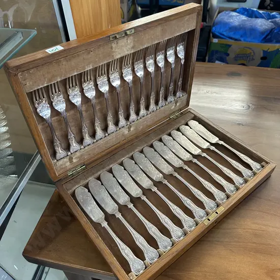 cased set fish cuttlery