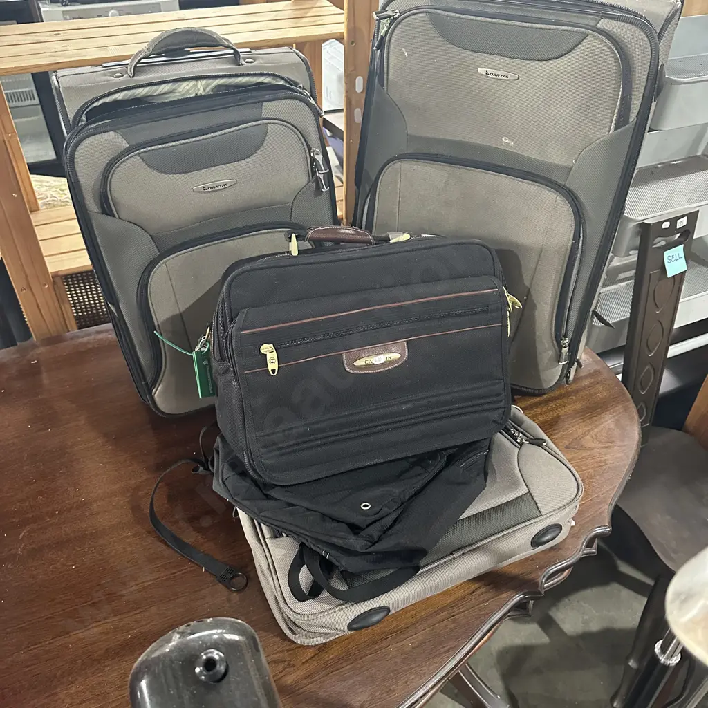 4 suitcases and bag Image 1++