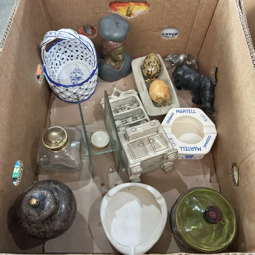 Box of assorted items. Image 1++