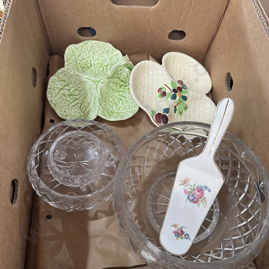 Box lot with set of three bowls and English china etc. Image 1++