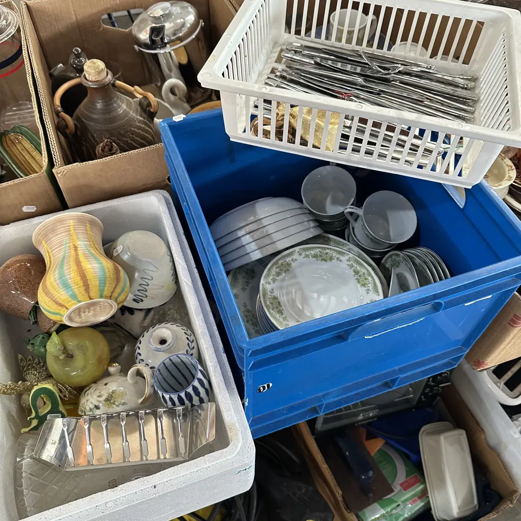 Two boxes Cutlery, dinnerset and collectables. Image 1++