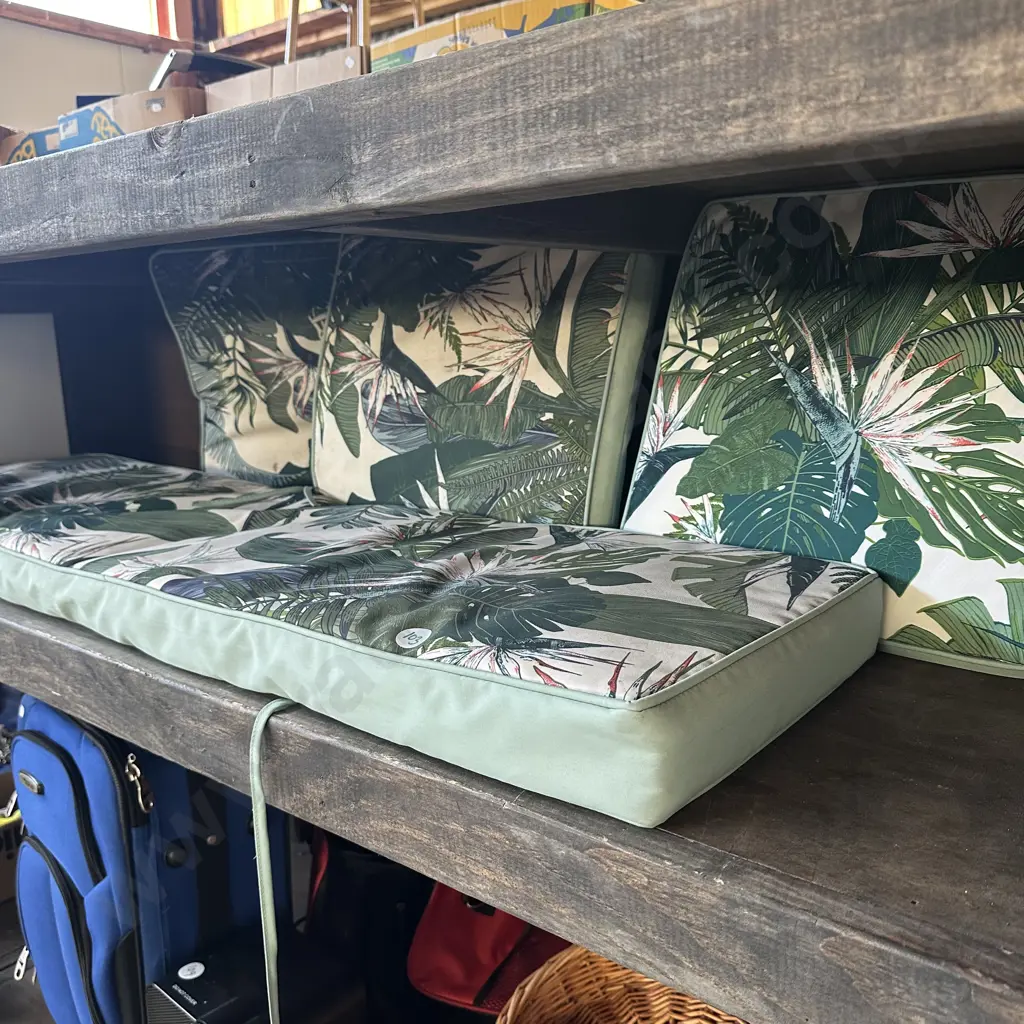 outdoor squabs Image 1++