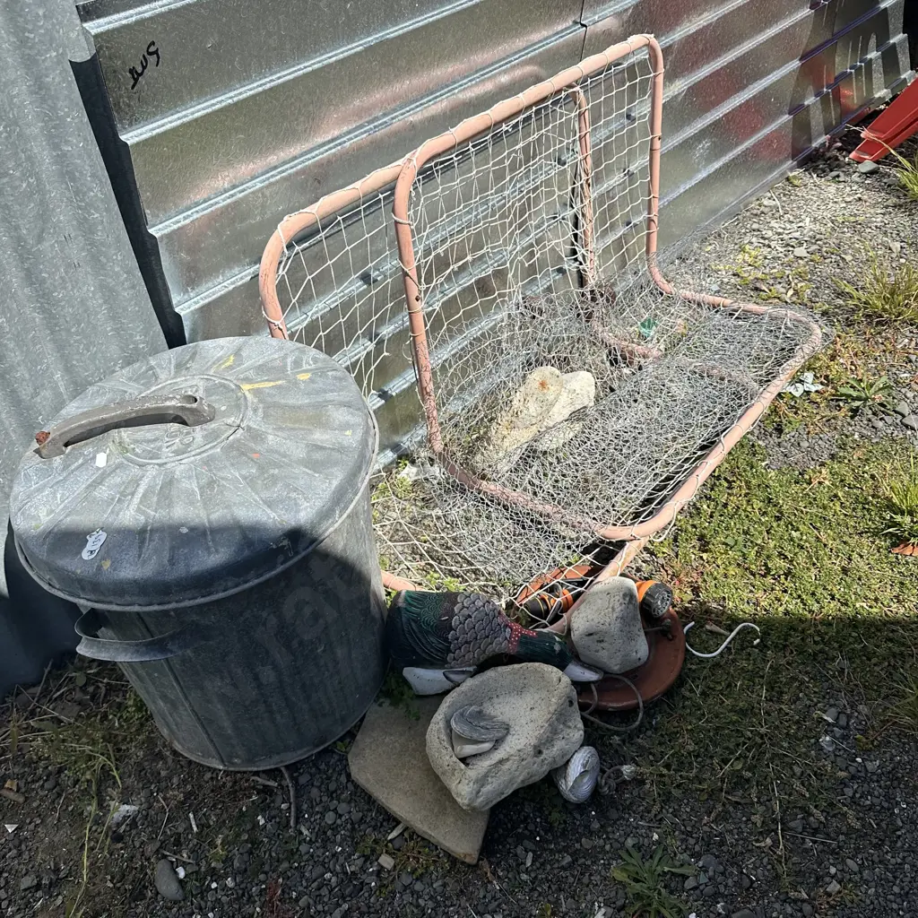 lidded trash can etc Image 1++