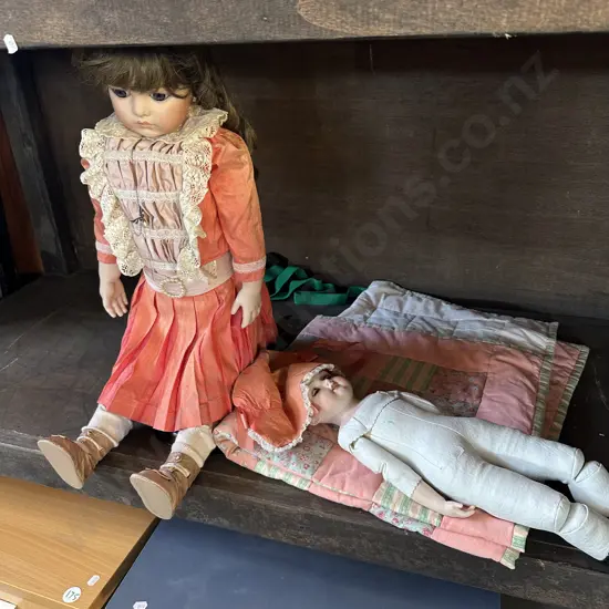 2 dolls and quilt