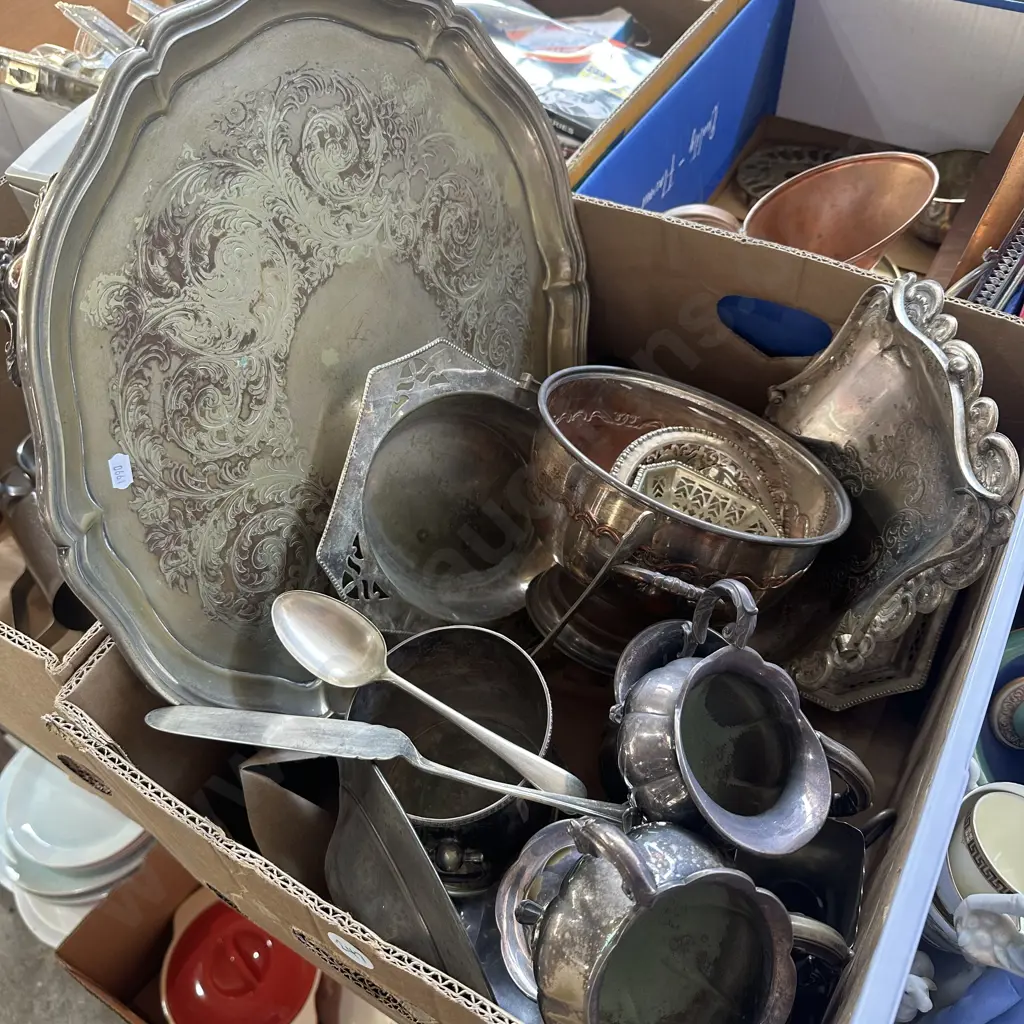 box of silverware Image 1++