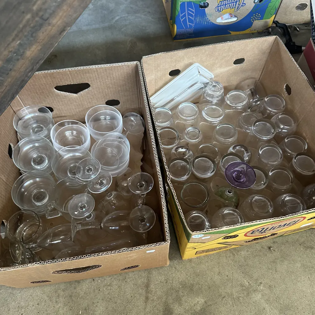 2 boxes glassware Image 1++