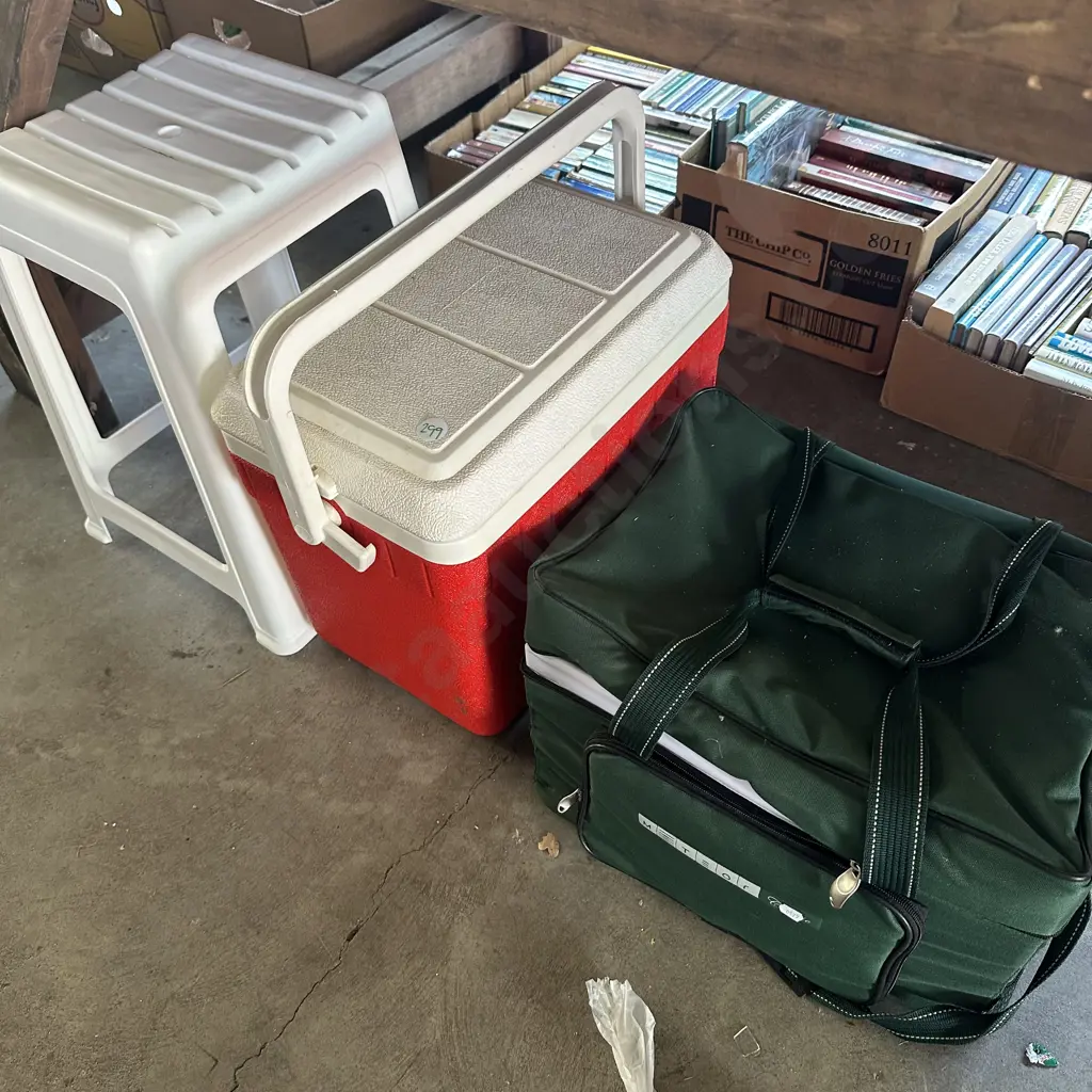 chilli bin and picnic bag, stool Image 1++