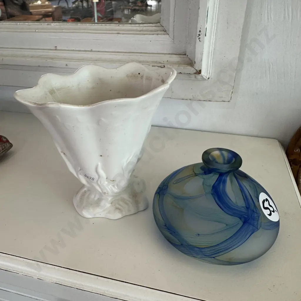 Crown Lynn and art glass vases Image 1++