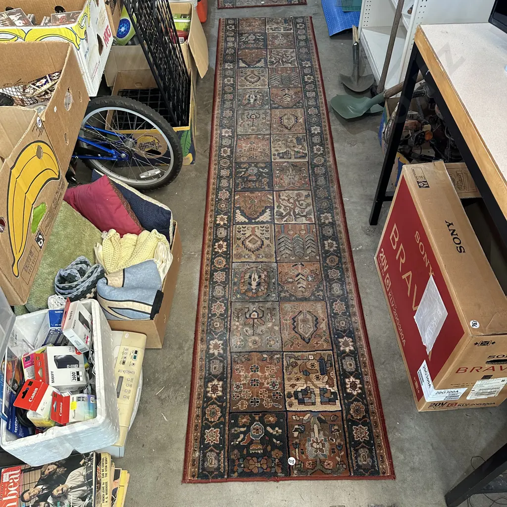 Belgium hall runner 3000 x 750 Image 1++