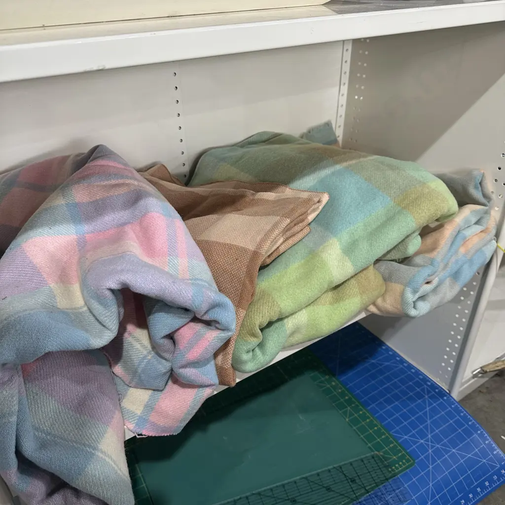 4 woolen blankets Image 1++