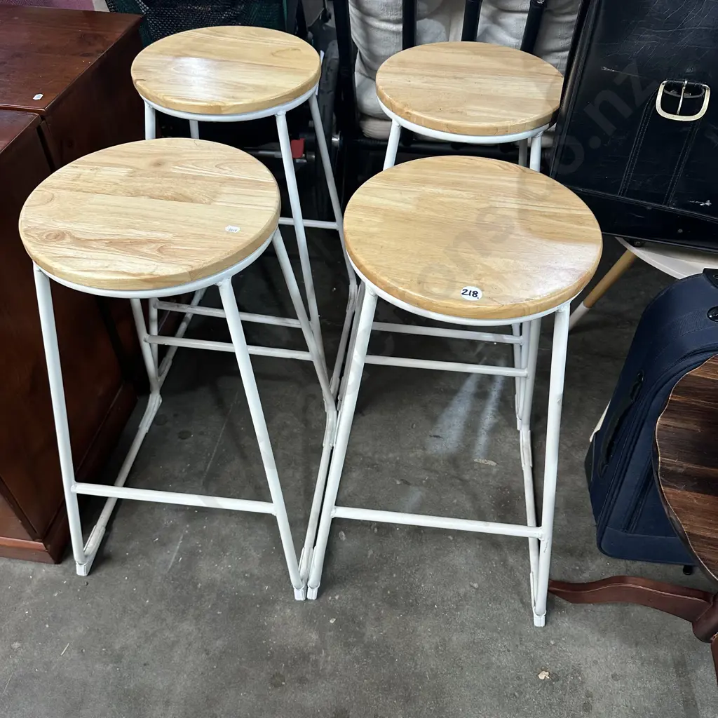4 bar stools Image 1++