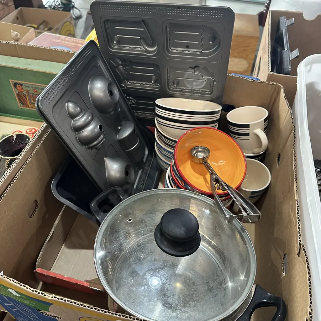 Box lot baking moulds, lidded pot plus small ice cream scoop etc. Image 1++