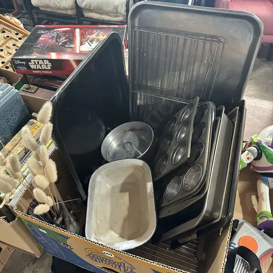 Box lot roaster, large s/s tray and bakeware etc.
