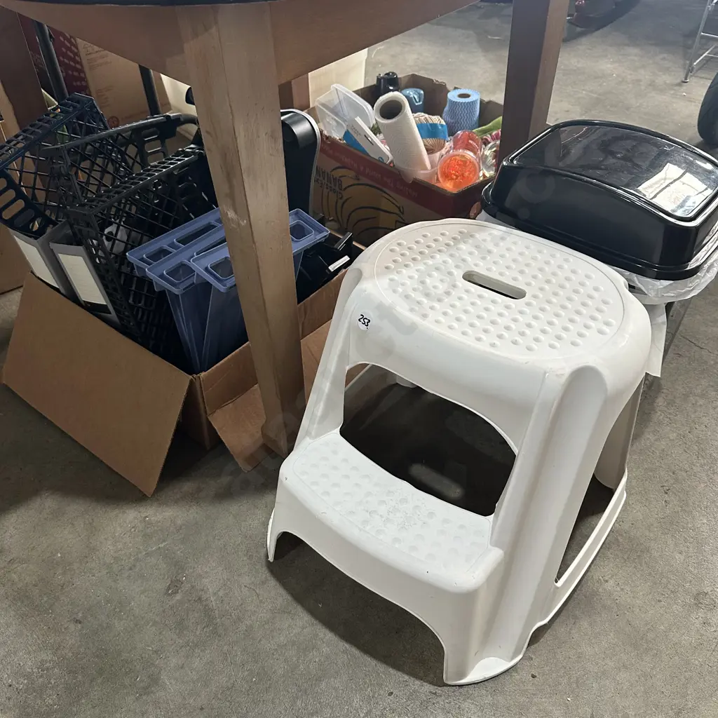 Step, rubbish bin, files. Image 1++