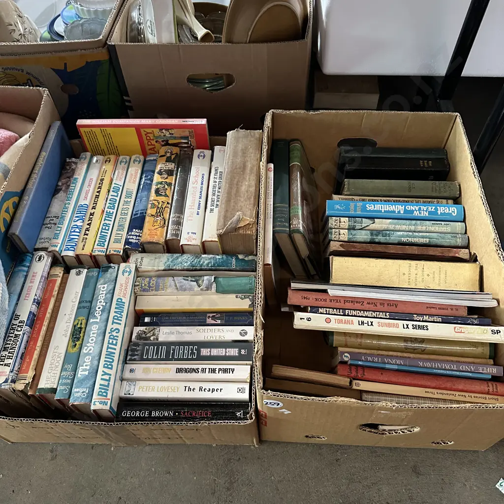 Two boxes of books. Image 1++