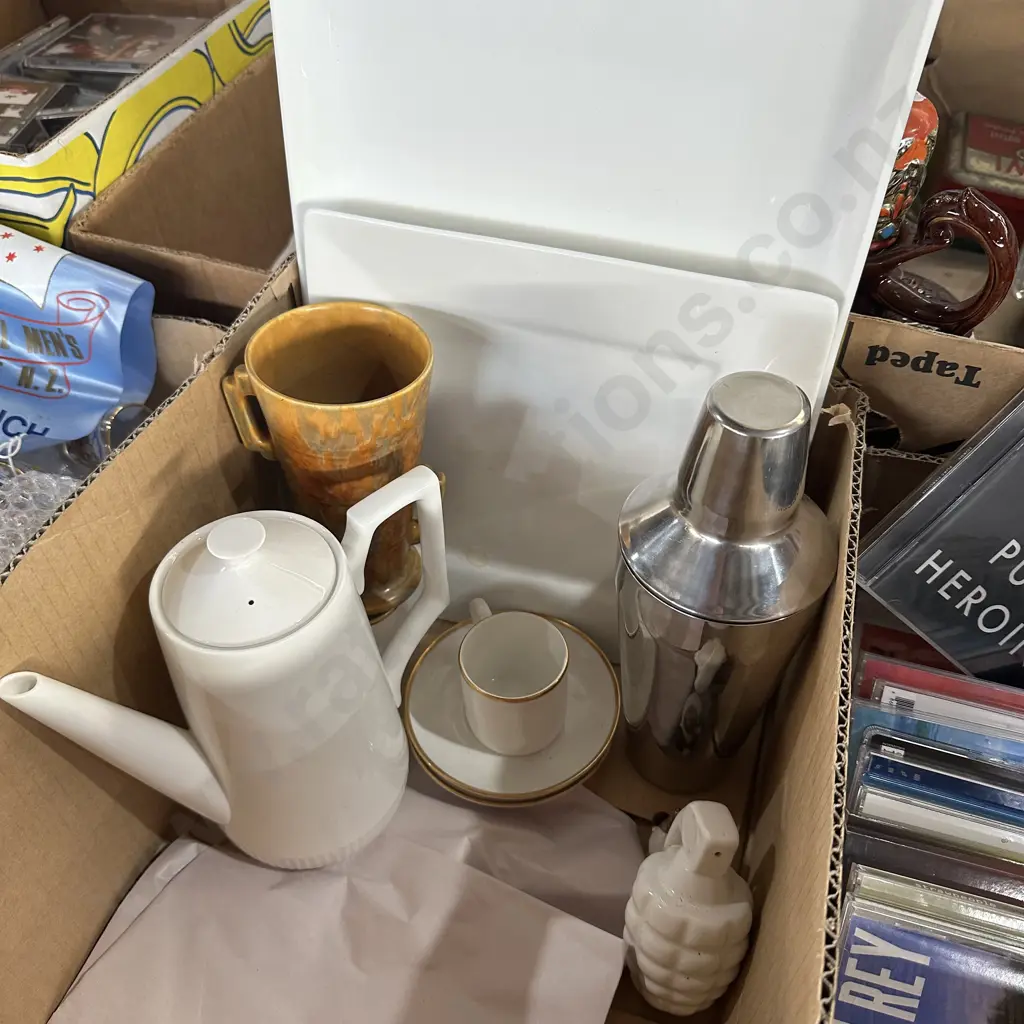 Maxwell Williams Servers, cocktail shaker etc. Image 1++