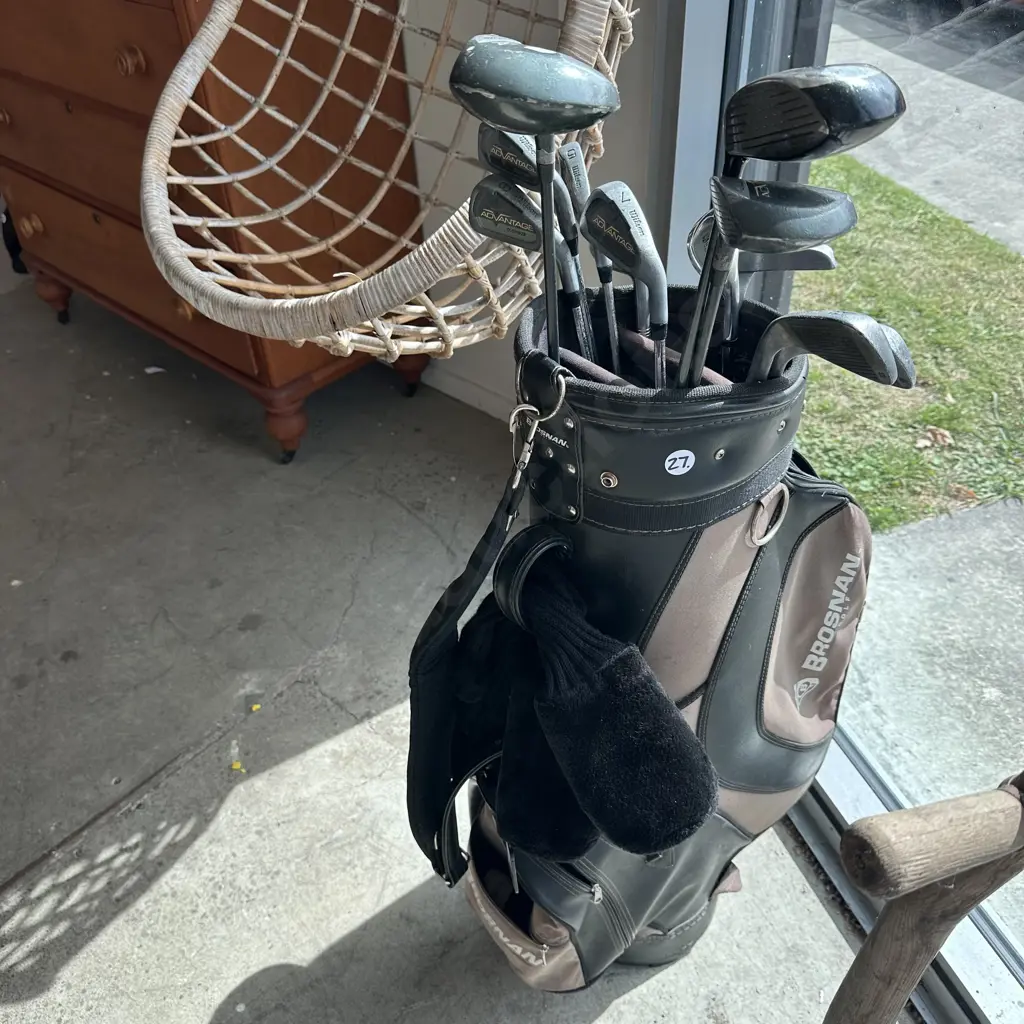 Brosnan golf bag with Wilson clubs Image 1++