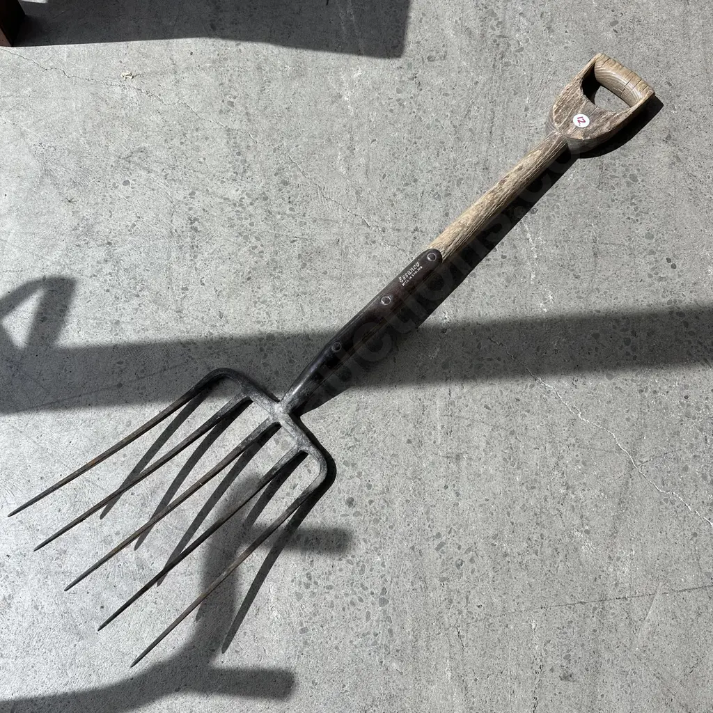 Essanco 5 prong garden fork. England Image 1++