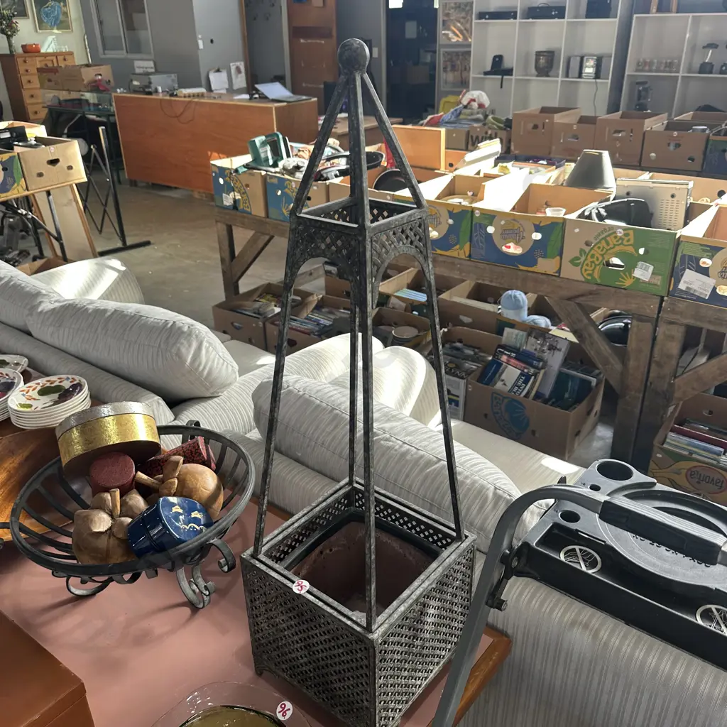 planter and stand Image 1++