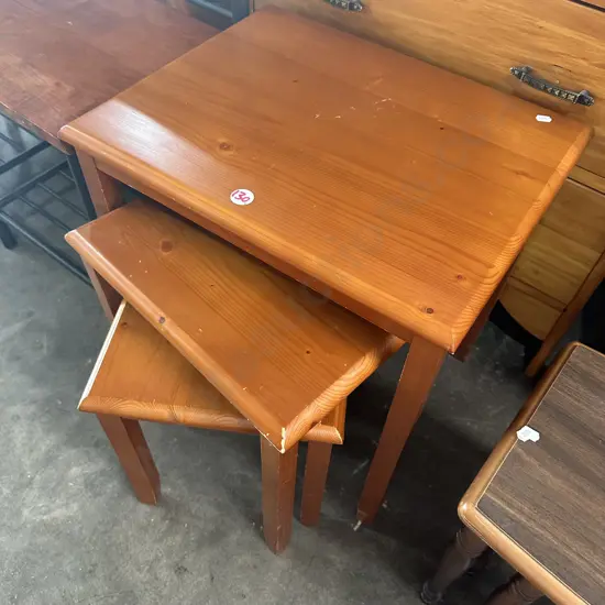 nest 3 Pine tables
