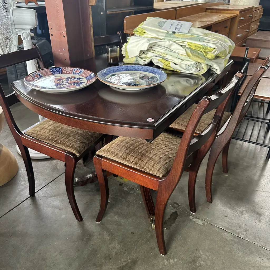 Mahogany pedestal table and 4 chairs Image 1++