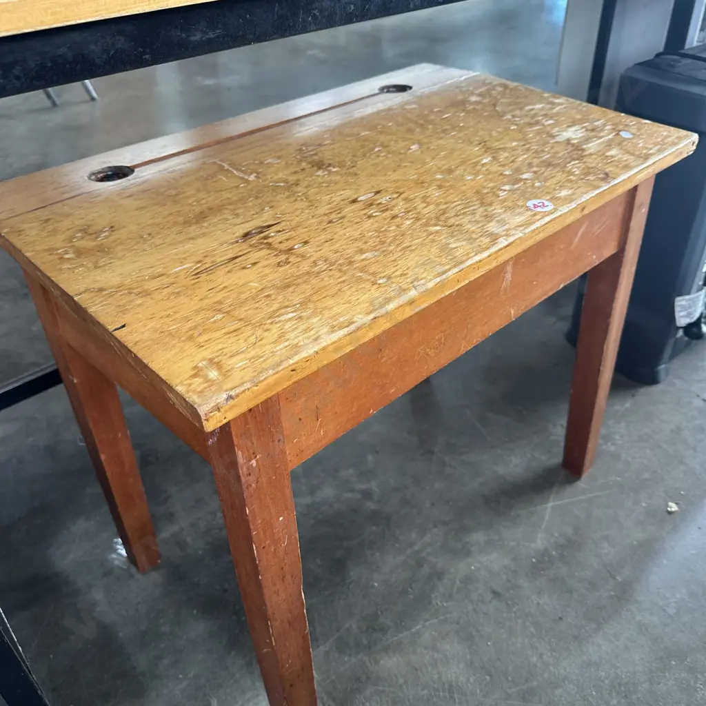 early school desk Image 1++