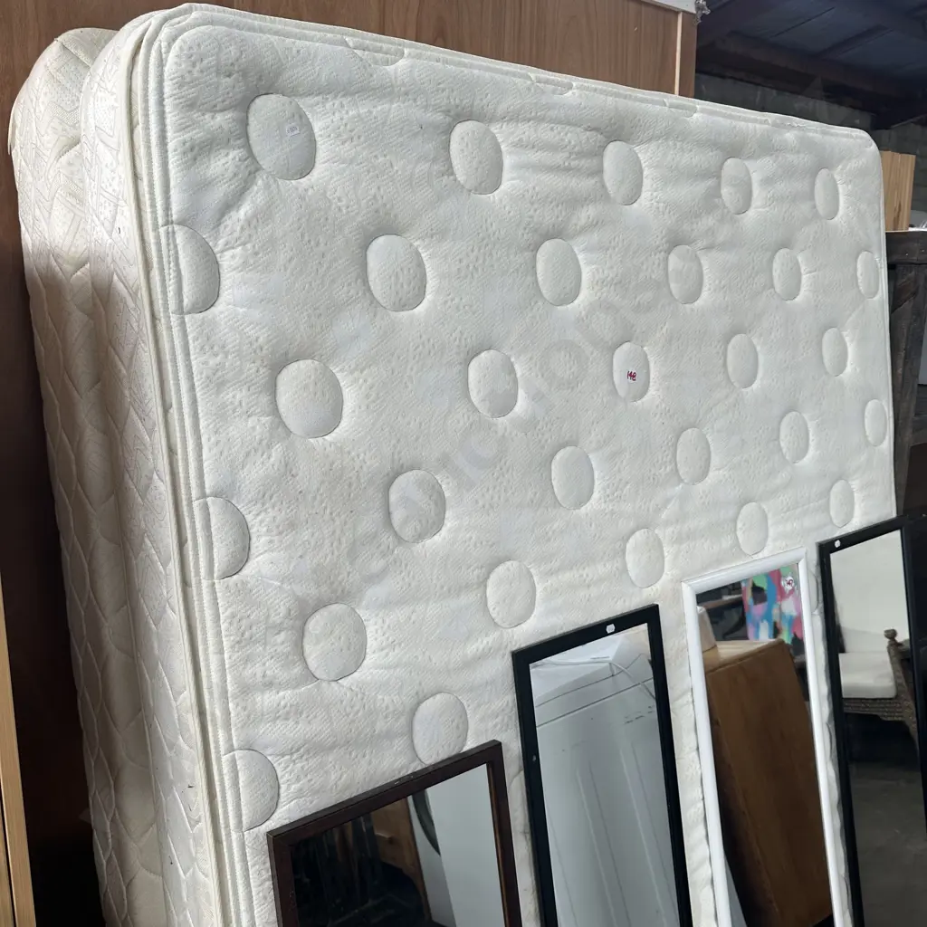 tidy queen bed Image 1++