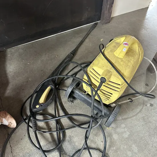 Water blaster sold as working.