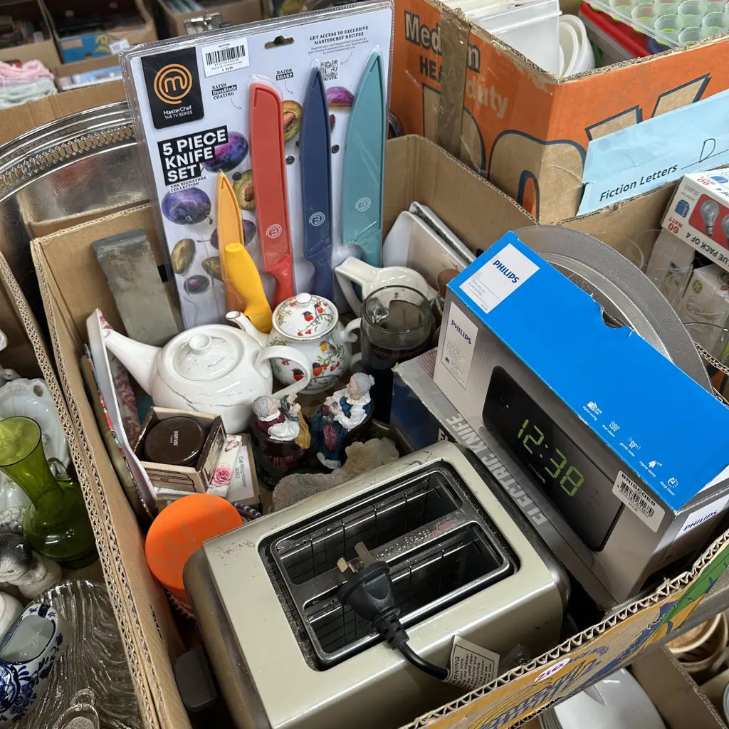Box lot including Knife set etc. Image 1++