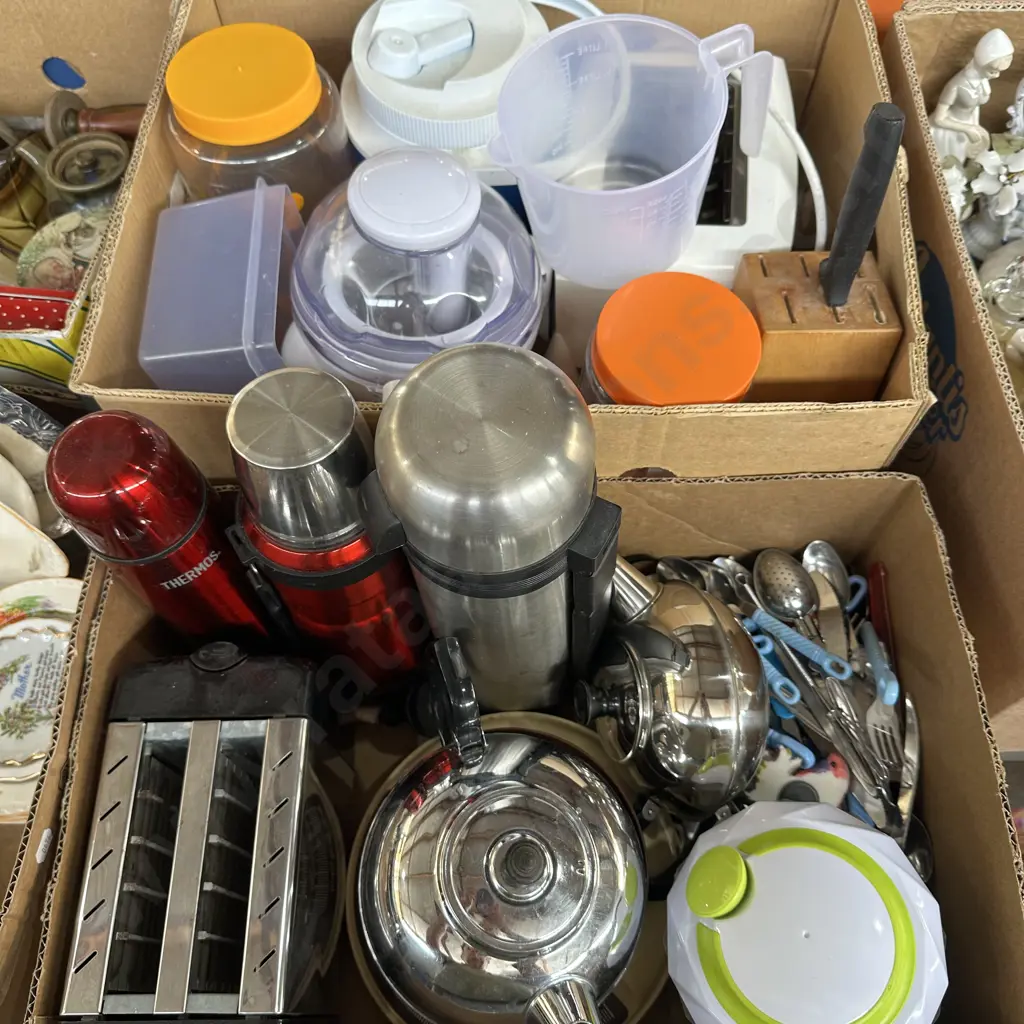 Two boxes of kitchenware and thermoses etc. Image 1++