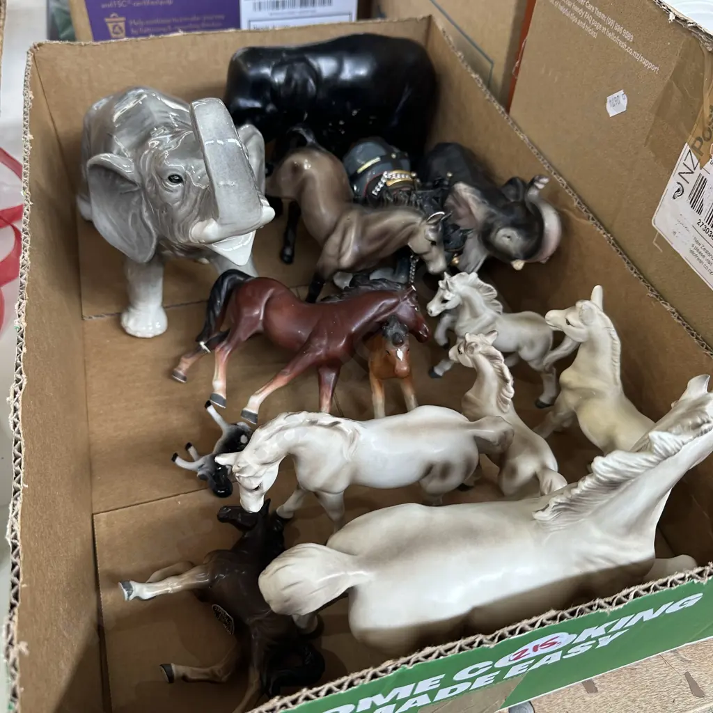 Box of animal ornaments. Image 1++
