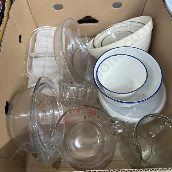 Box lot of bowls etc including Pyrex.