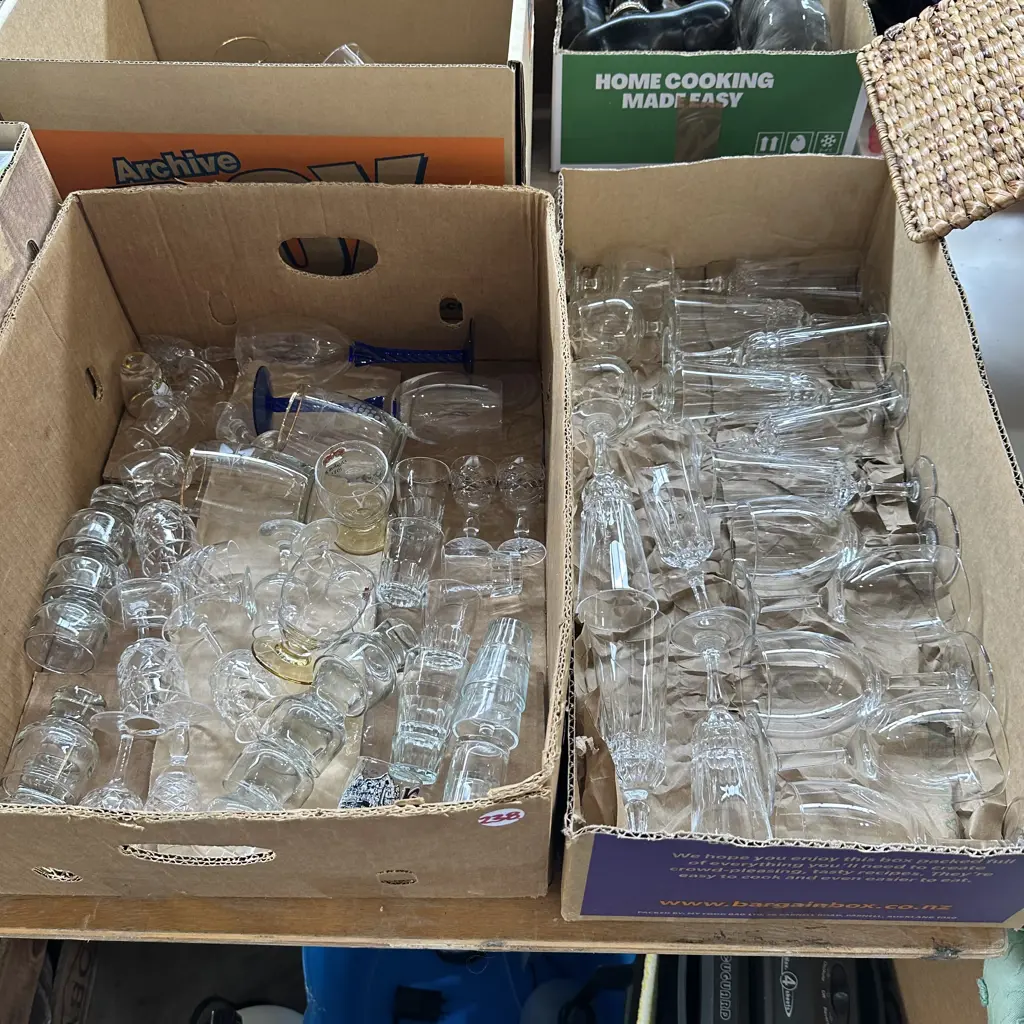 Two boxes of glassware. Image 1++