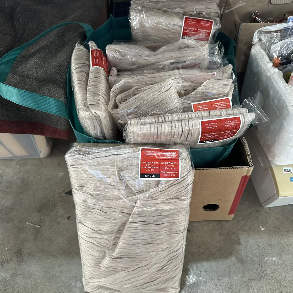 Eight single curtains - 290cm wide 200cm drop. Image 1++