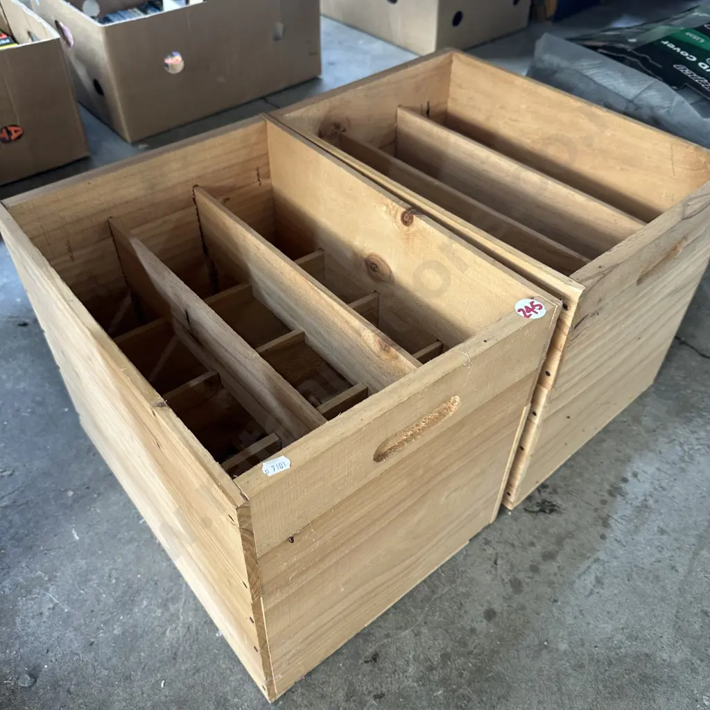 Two wine boxes. Image 1++