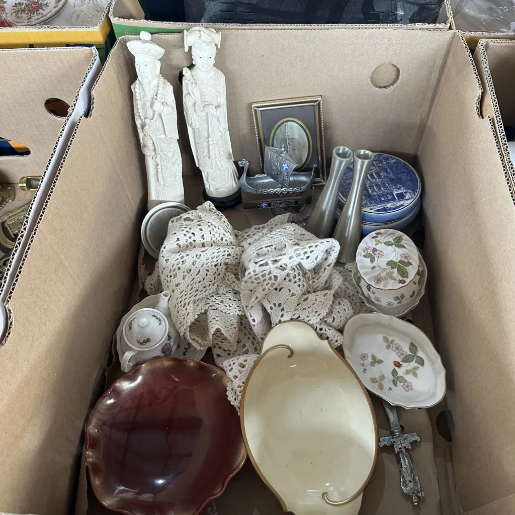 Box lot carltonware, wedgwood, doylies etc. Image 1++