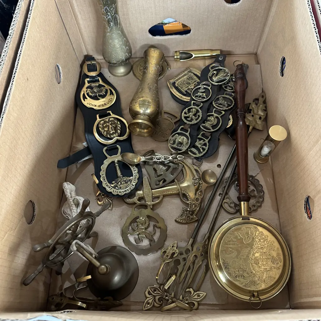 Box of brassware including vases and horse brasses etc. Image 1++