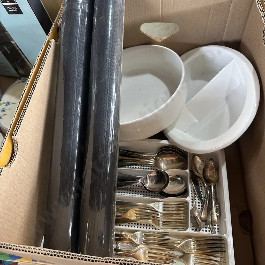 Box of cutlery, weedmat etc. Image 1++