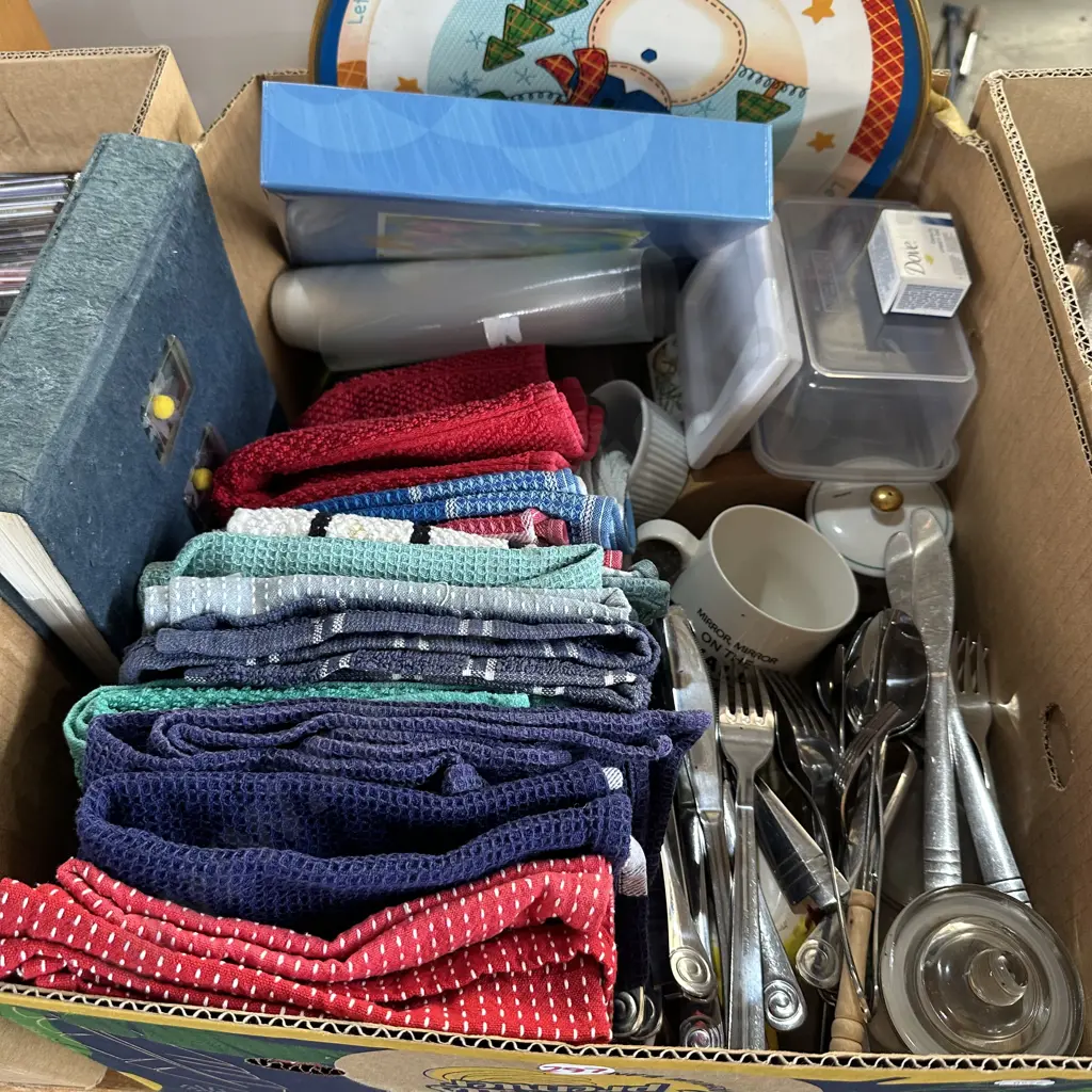 Box of cutlery, tea towels, sistema etc. Image 1++