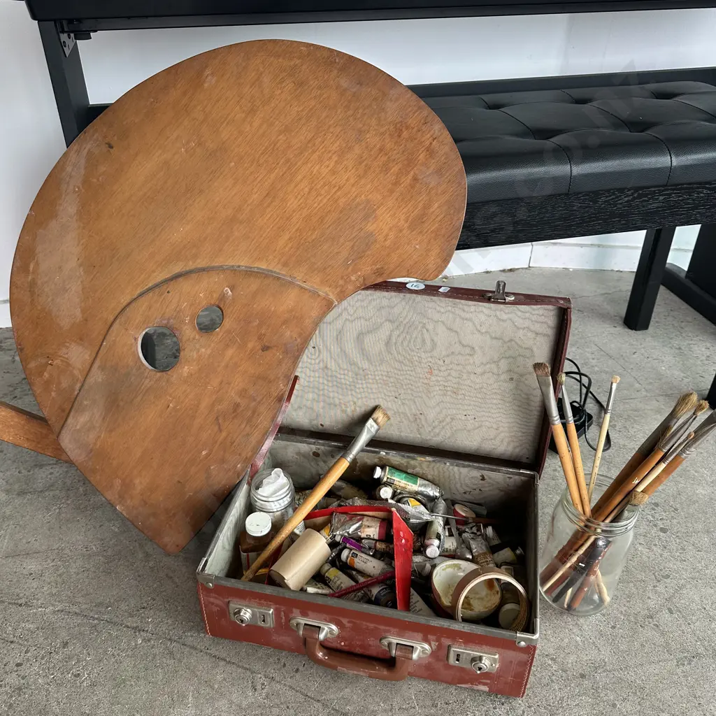 Leather case with oils plus paint brushes and palette Image 1++