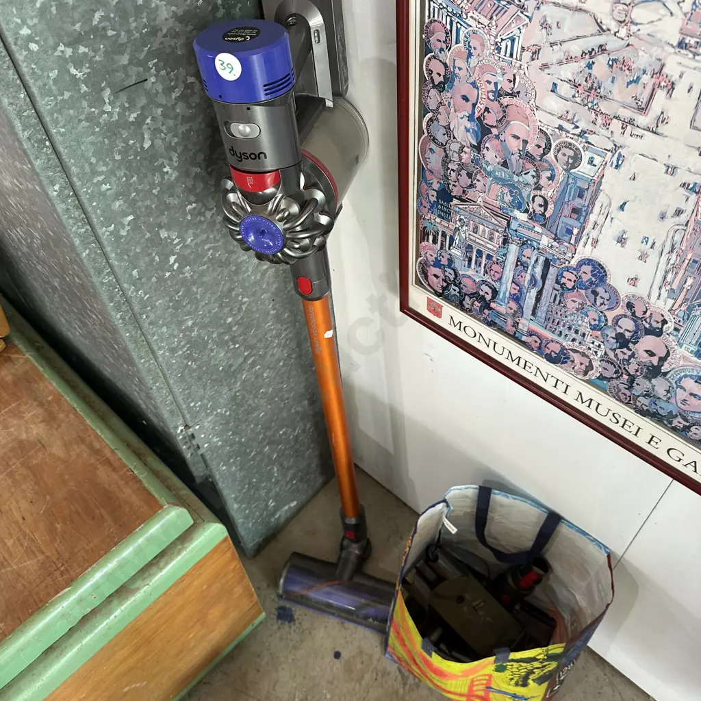 Dyson vac needs new battery Image 1++