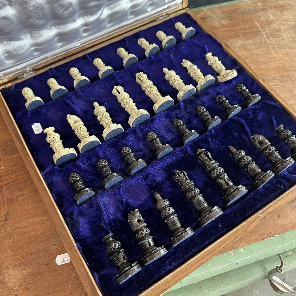 chess set, some damage Image 1++