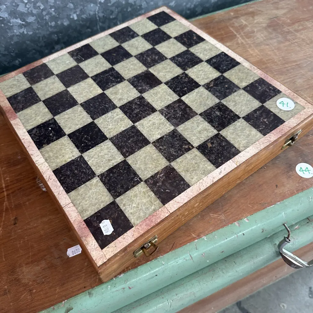 chess set, some damage Image 1++